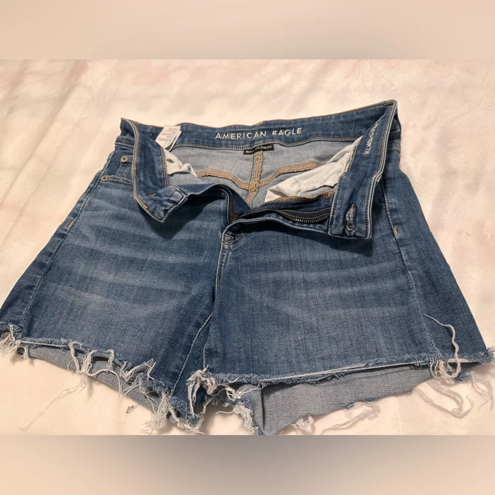 American Eagle Outfitters Women's Frayed Hem Jean Shorts - Picture 3 of 7